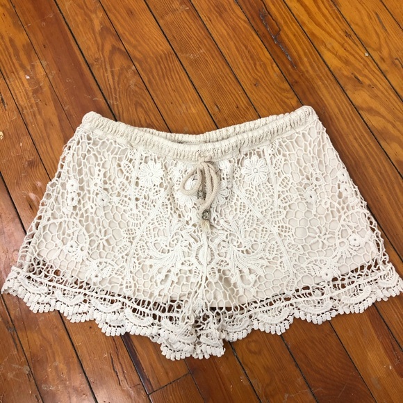 Body Central Pants - ✨3/$15 SALE, Body Central Floral Lace Shorts✨